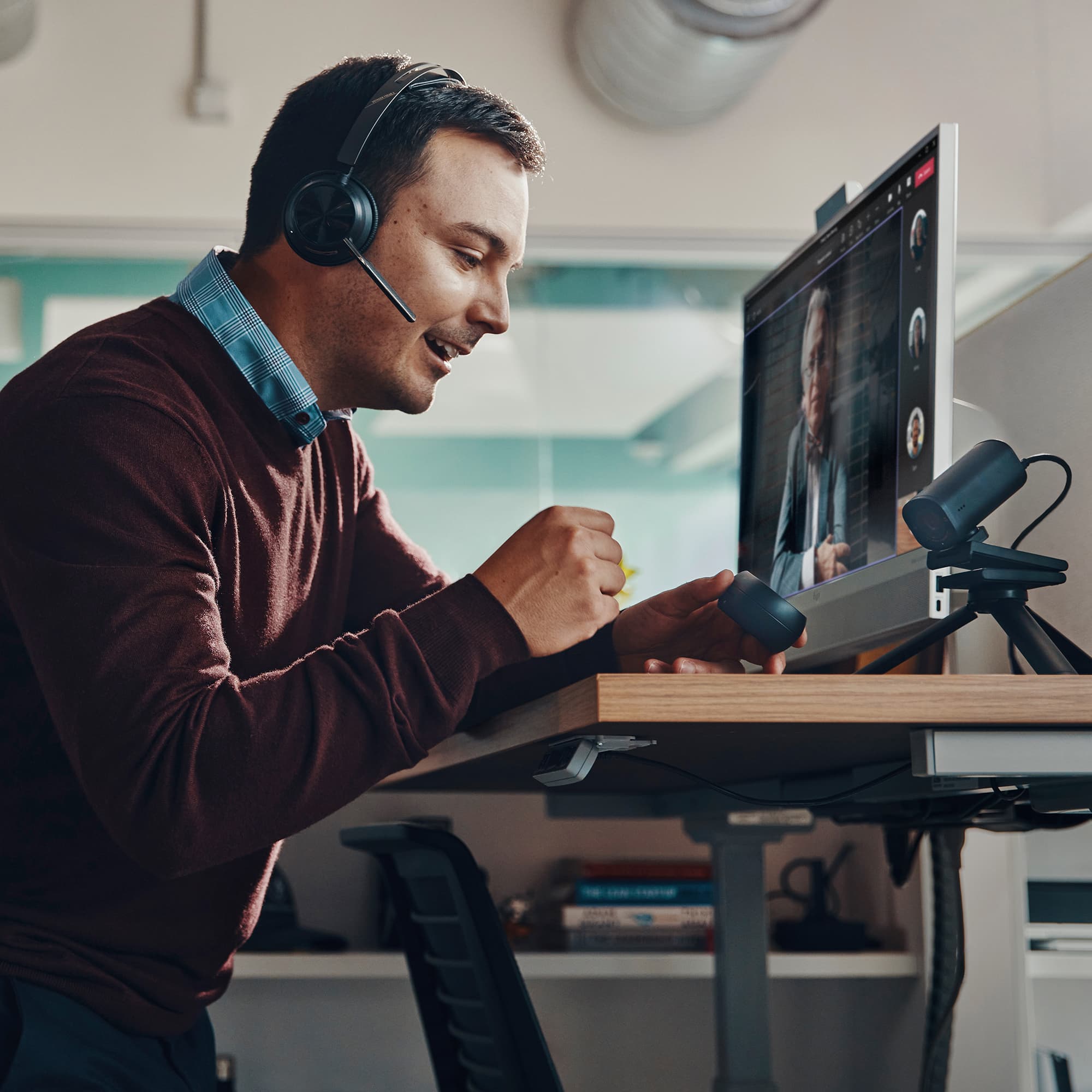Poly Voyager Focus 2 Microsoft Teams Certified USB-C-C Headset + USB-C/A Adapter + Charging Stand — foto 8 van 15