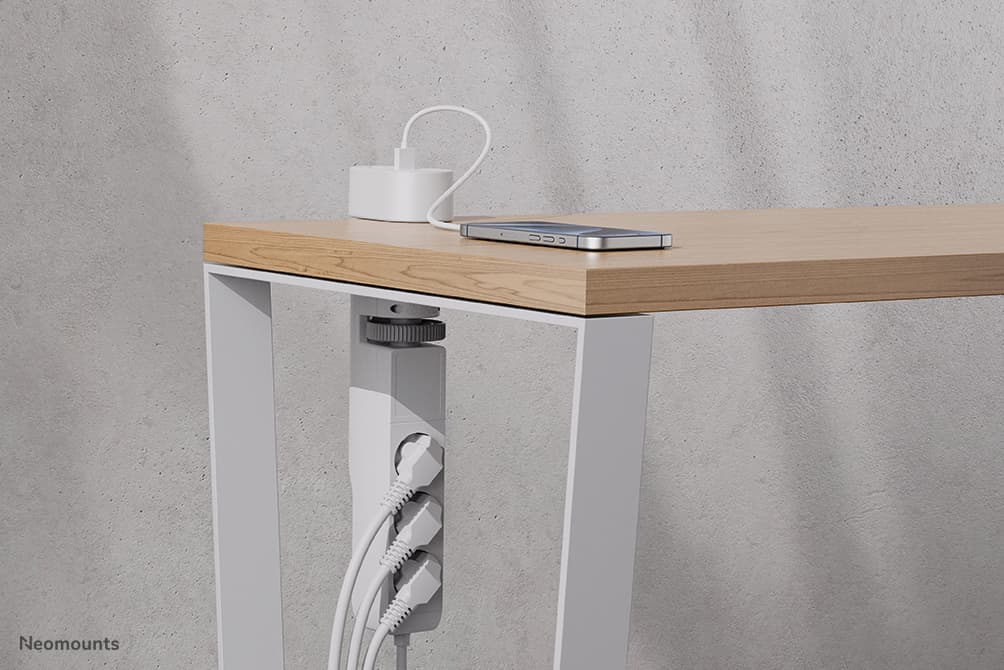 Prise de bureau VOLT avec bride - 2 x USB-C (20W) - 1x USB-A (18W) - 3 x 230V. - Type de fiche F - 3680 Watts- 1,4 m Câble - Blanc — photo 15 sur 16