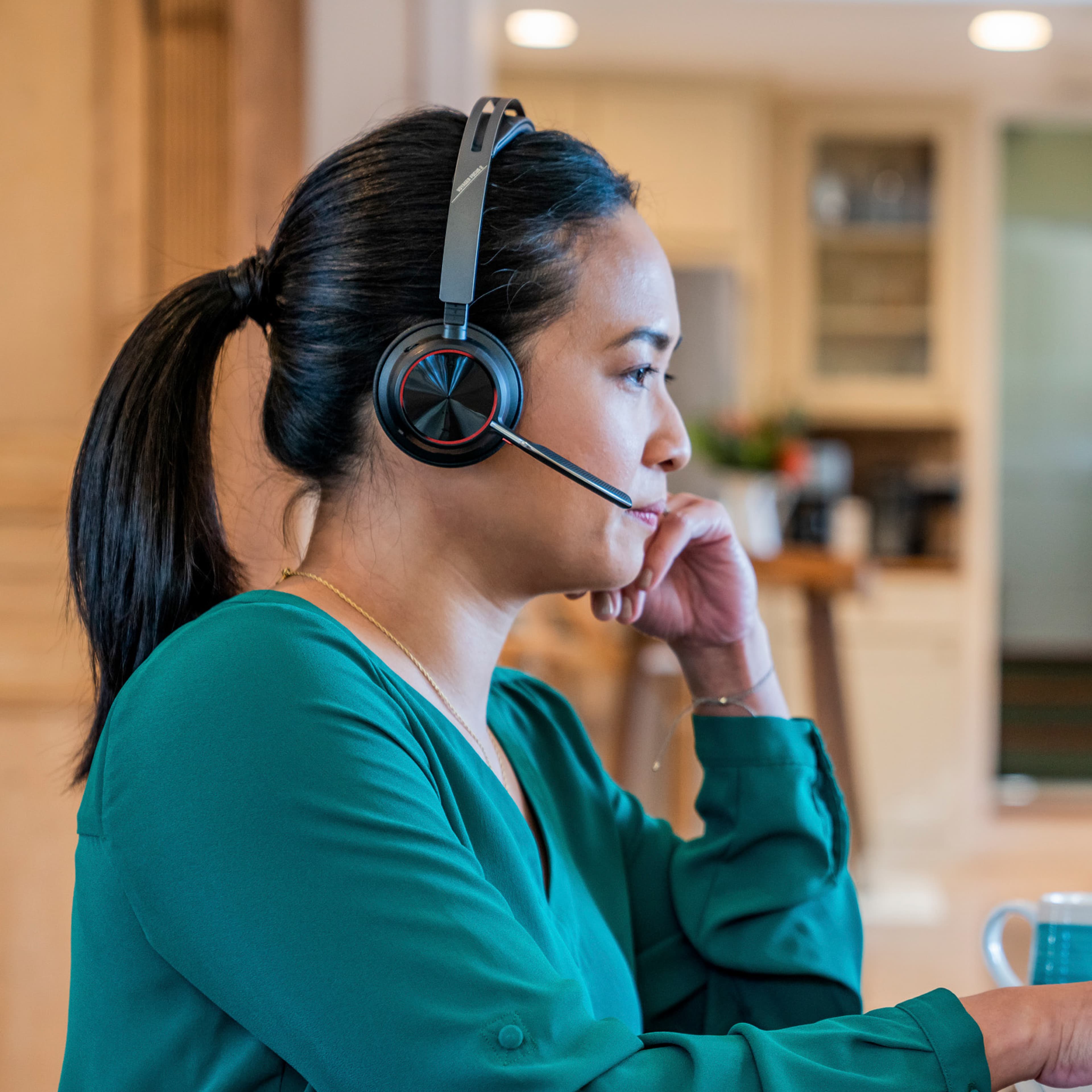 Poly Voyager Focus 2 USB-C-C Headset + USB-C/A Adapter — foto 4 van 8