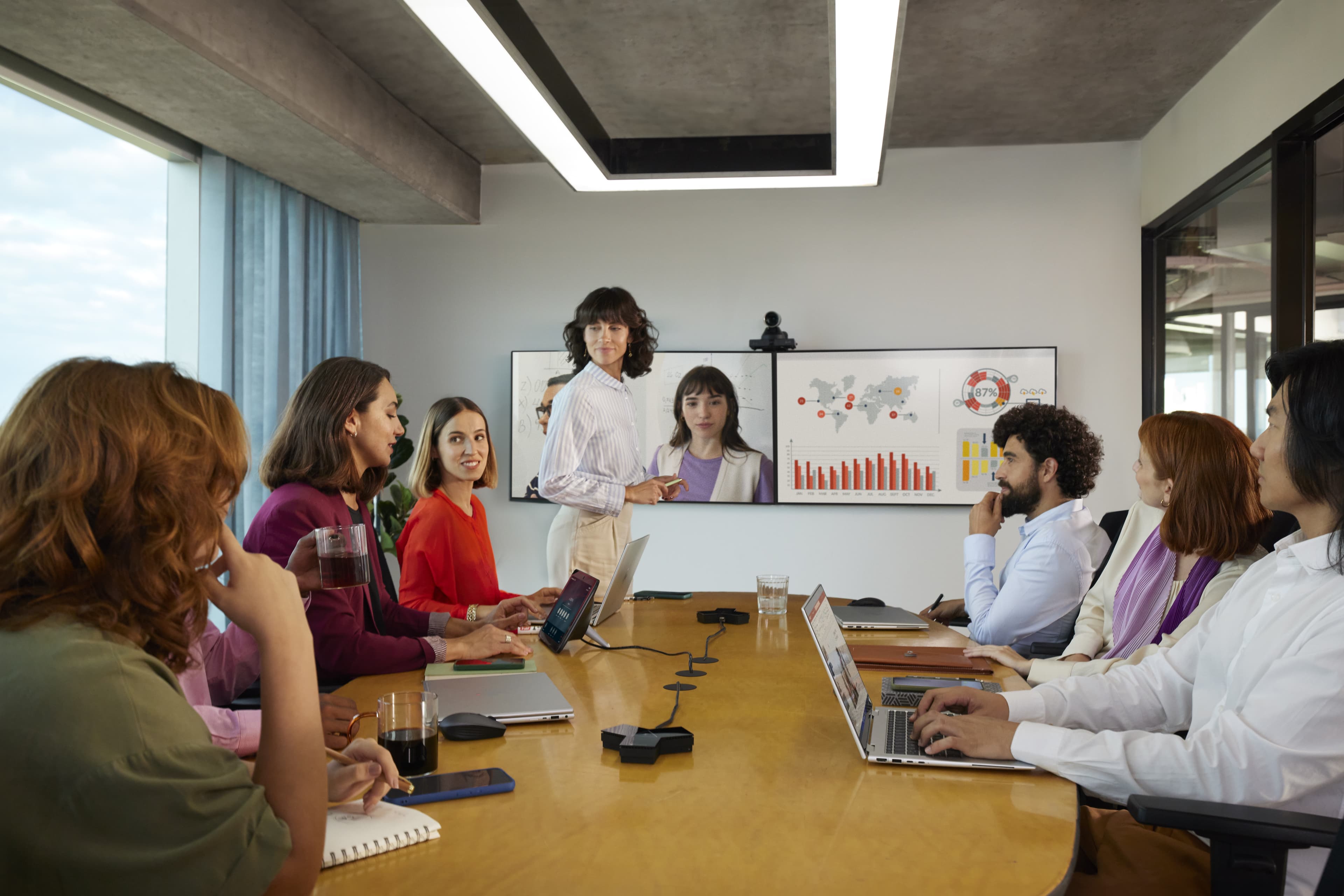 HP Poly Studio E60 Caméra intelligente 4K MPTZ avec zoom optique 12x — photo 6 sur 8