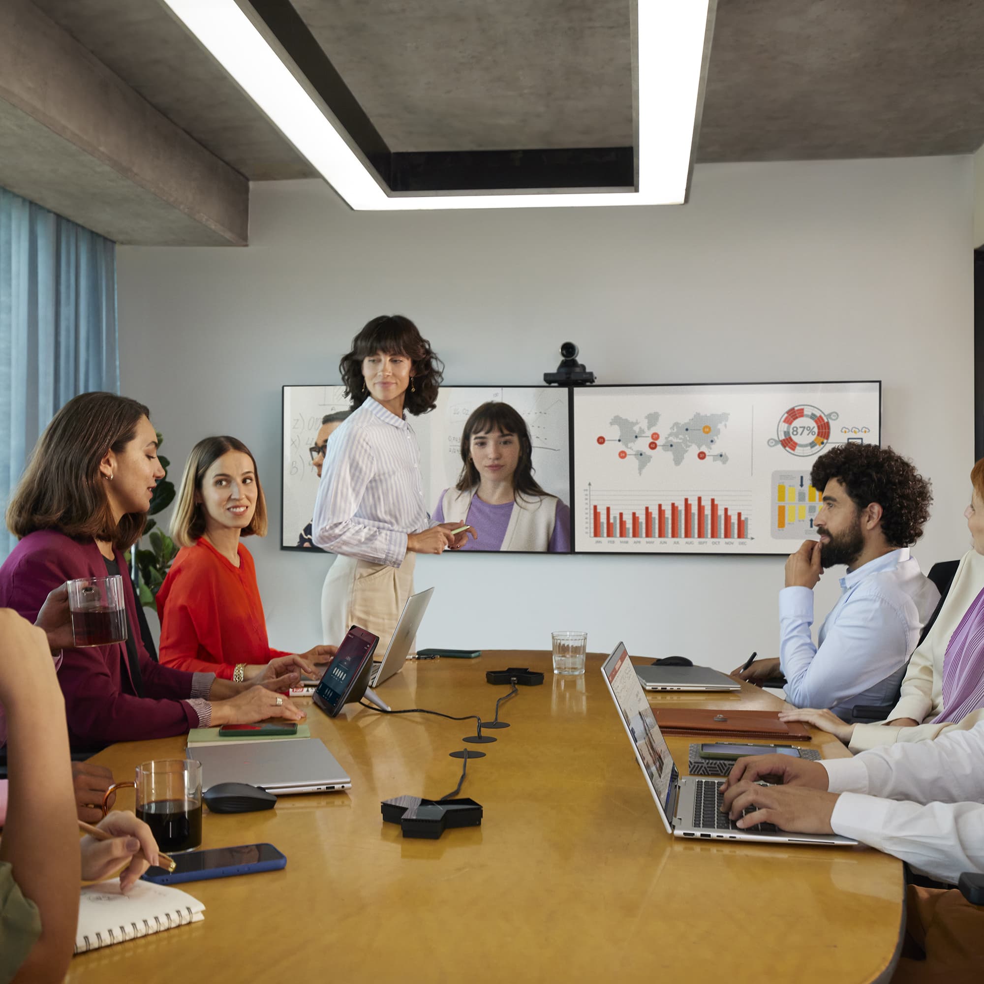 HP Poly Studio E60 Caméra intelligente 4K MPTZ avec zoom optique 12x — photo 4 sur 8