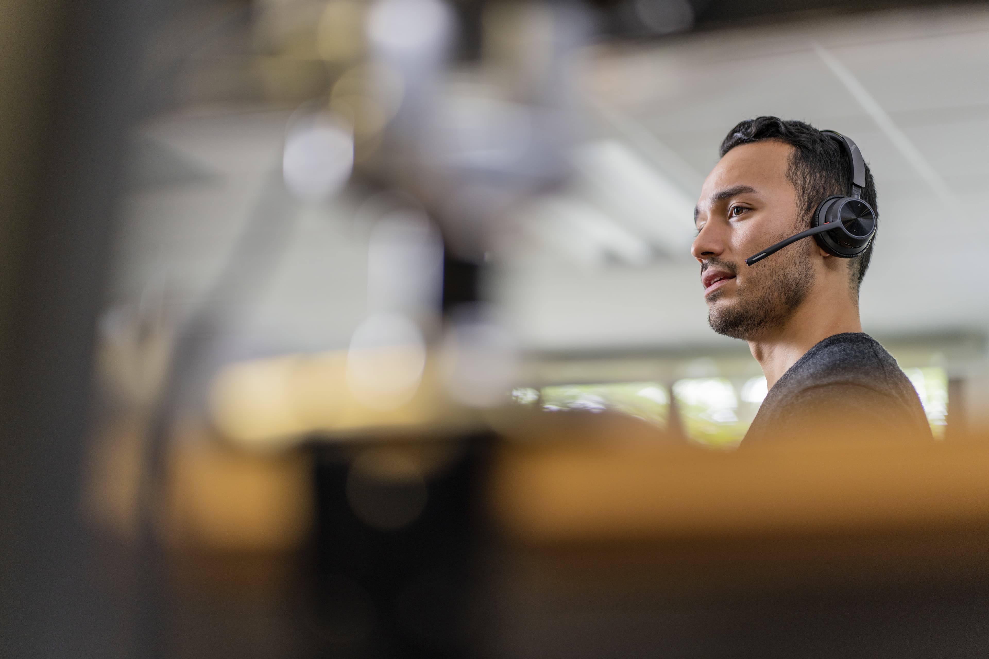 Poly Voyager 4320 Microsoft Teams Certified USB-C Headset + BT700 dongle — foto 4 van 6