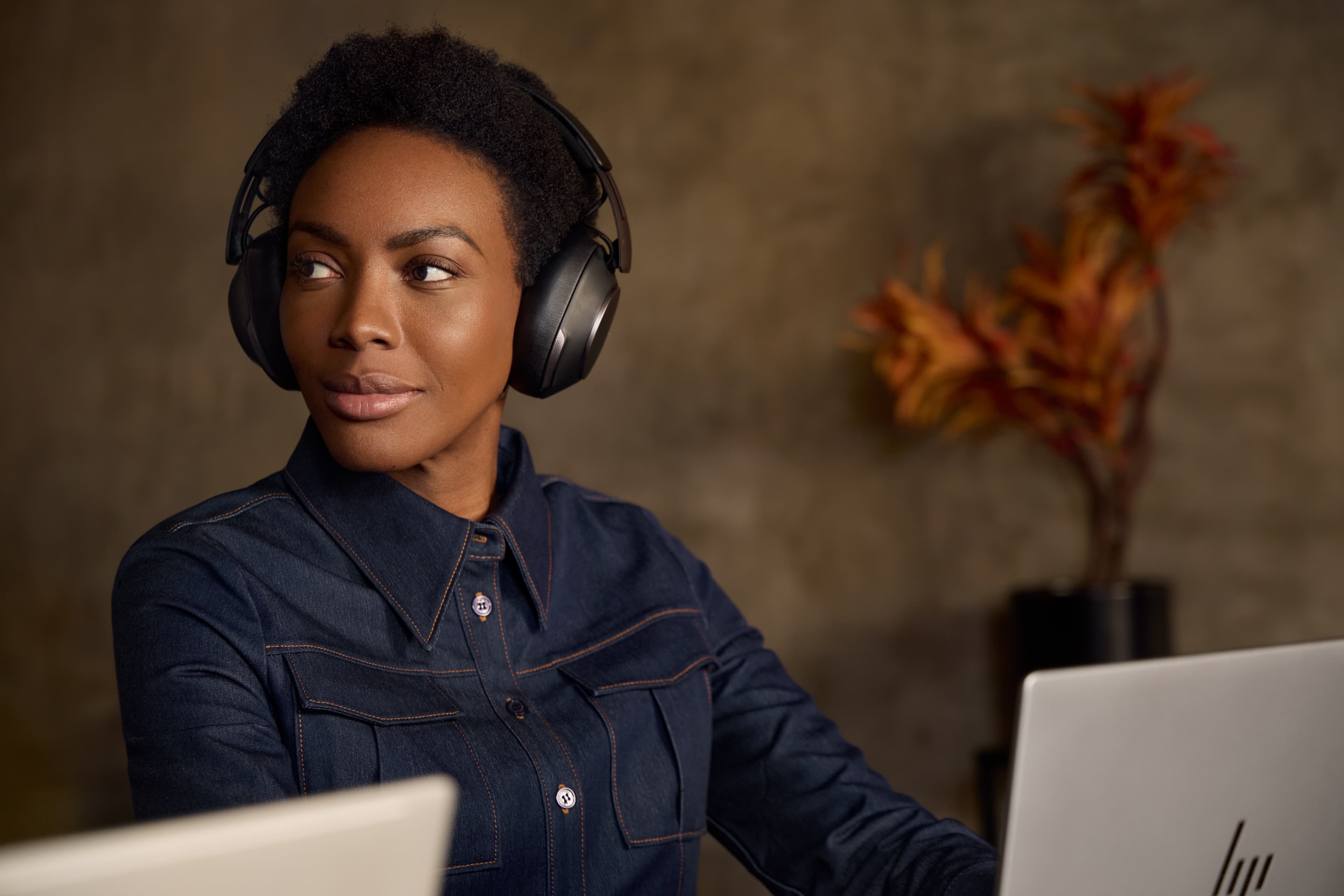 Poly Voyager Surround 80 UC USB-C Headset + USB-C/A Adapter — foto 5 van 8