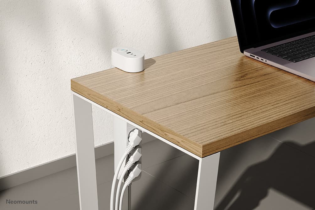 Prise de bureau VOLT avec bride - 2 x USB-C (20W) - 1x USB-A (18W) - 3 x 230V. - Type de fiche F - 3680 Watts- 1,4 m Câble - Blanc — photo 13 sur 16