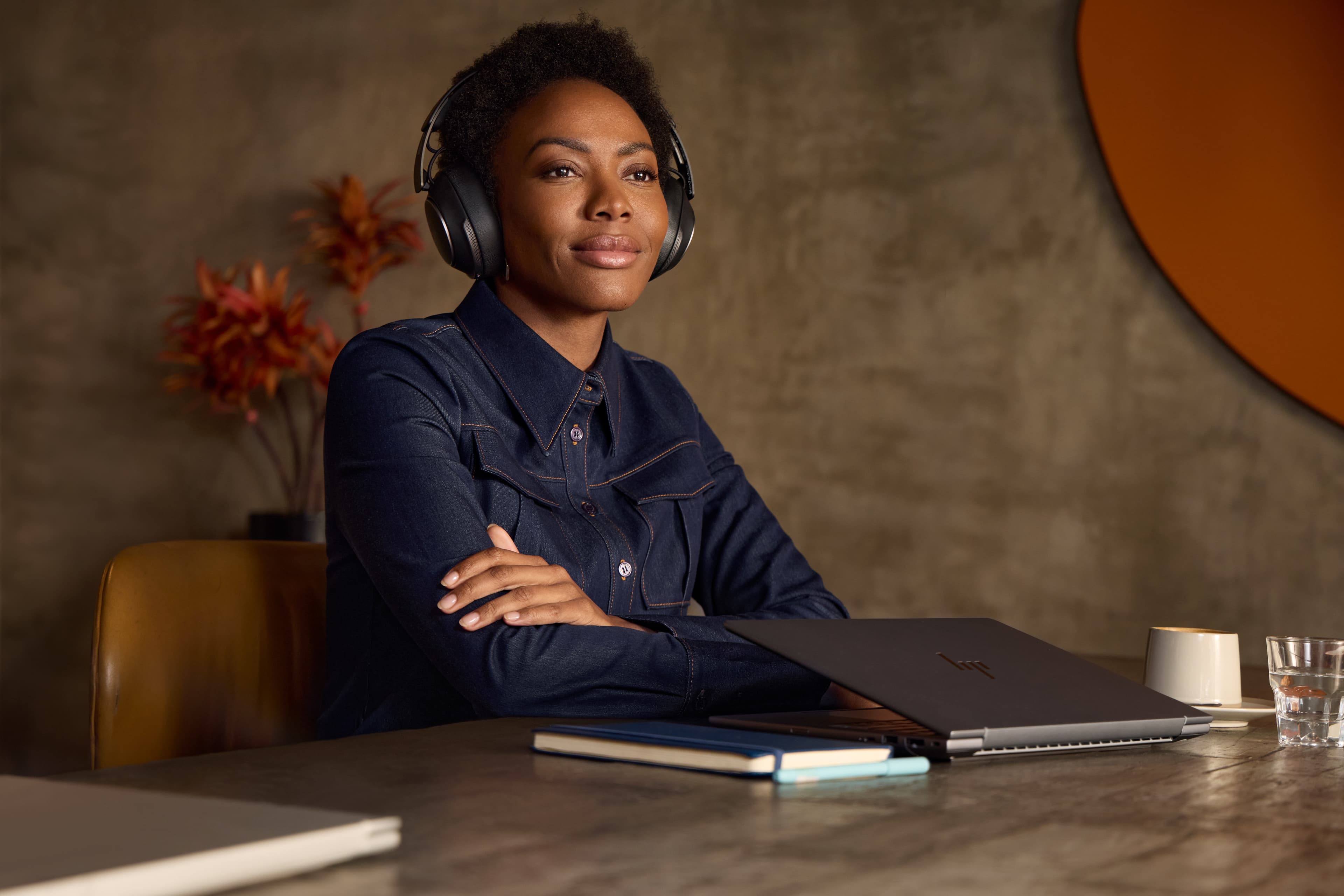 Poly Voyager Surround 80 UC USB-C Headset + USB-C/A Adapter — foto 3 van 8