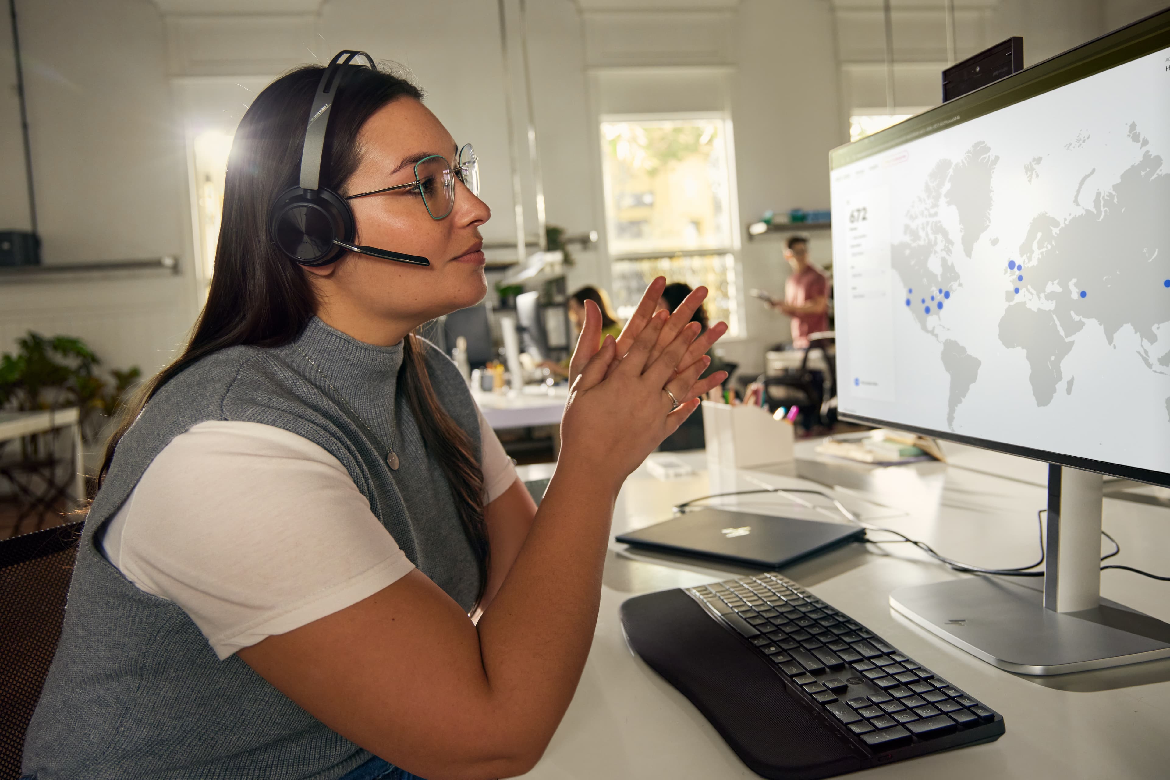 Poly Voyager Focus 2 Microsoft Teams Certified USB-C-C Headset + USB-C/A Adapter + Charging Stand — foto 11 van 15